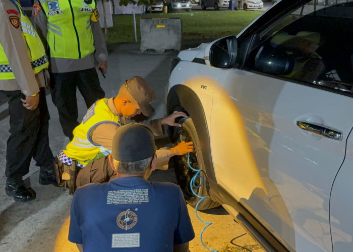 Polri Humanis, Personel Piket Bantu Pengunjung di Rest Area 287 A Cacaban