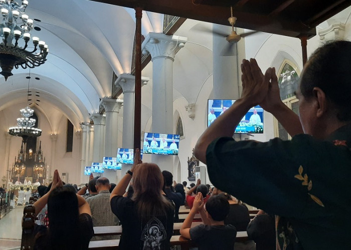 Umat Katolik di Semarang Gelar Misa Requiem untuk Paus Fransiskus di Gereja Santo Yusuf