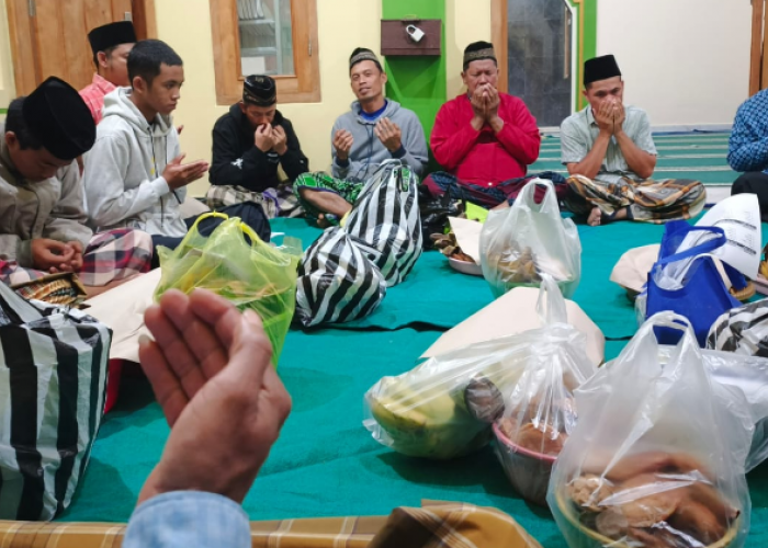 Tradisi Punggahan, Karifan Lokal Masyarakat Gamol Salatiga : Kue Apem sebagai Simbol Permohonan Maaf  