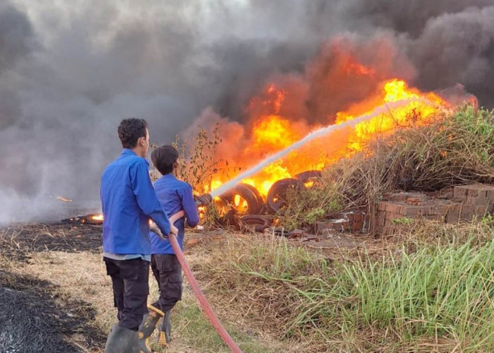 Warga Panik! Kebakaran Tumpukan Ban Bekas di Gumayun Tegal Nyaris Lahap Permukiman
