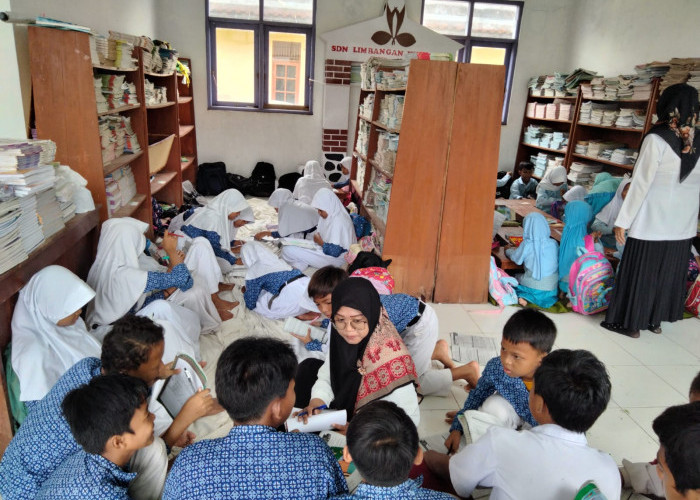 Kelas Terendam, Siswa di Limbangan Kulon Terpaksa Belajar di Perpustakaan