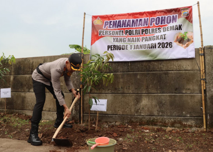Rayakan Naik Pangkat, 98 Personel Polres Demak Tanam Ribuan Bibit Pohon