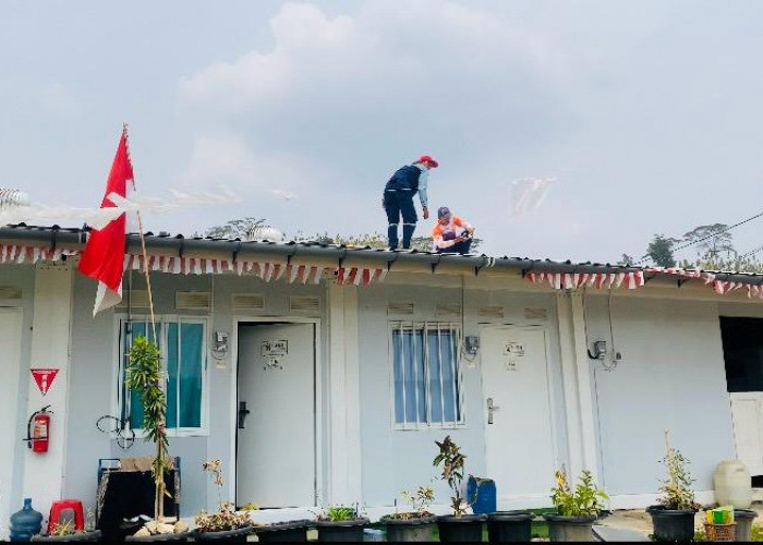Sudah Jatuh Tertimpa Tangga, Atap Huntara Korban Tanah Gerak di Tegal Disapu Puting Beliung