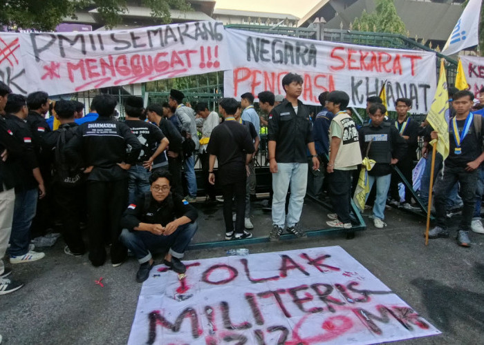 Ratusan Mahasiswa PMII Demo di Kantor Gubernur Jateng, Tuntut Penghentian MBG hingga Sekolah Rakyat
