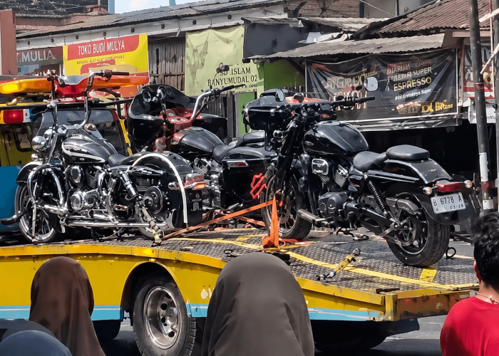KPK Geledah Rumah Gus Haris di Moga, Tiga Harley Davidson Diangkut Towing