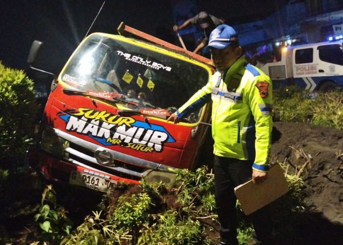 Diduga Sopir Mengantuk, Dump Truck Tabrak Bundaran Andhang Pangrenan Purwokerto