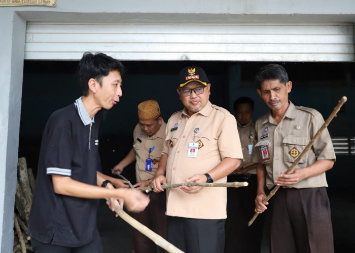 Kunjungi Pabrik Kerajinan, Pjs Bupati Purworejo Dorong Pengembangan Ekonomi Kreatif Berbasis Produk Lokal