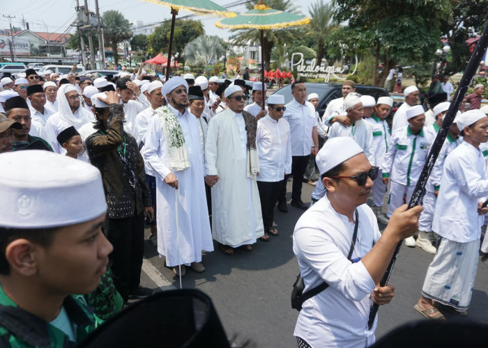 Ikuti Kirab Maulid Nabi Muhammad, DPR Rizal Bawazier Acungi Jempol Toleransi di Pekalongan