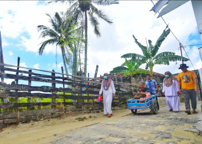 SINERGI: Dua bidan Polindes Sabuntan bersama relawan dan perangkat desa membawa seorang lansia, Mamah, ke Polindes untuk dilakukan pemeriksaan sebelum dirujuk ke Fasilitas Kesehatan terdekat, yakni Puskesmas Sapeken di pulau seberang, Selasa, 3 Juni 2025. (Achmad Fazeri/Disway Jateng)