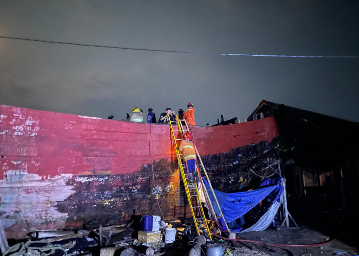 Diduga Akibat Anak Main Api, Galangan Kapal Kayu di Rembang Hangus Terbakar