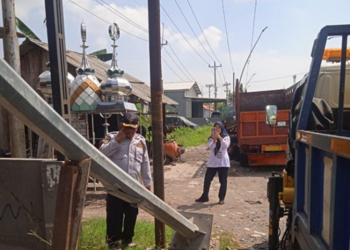 Ditabrak Tronton, Tiang Lampu PJU di Kabupaten Tegal Ambruk 