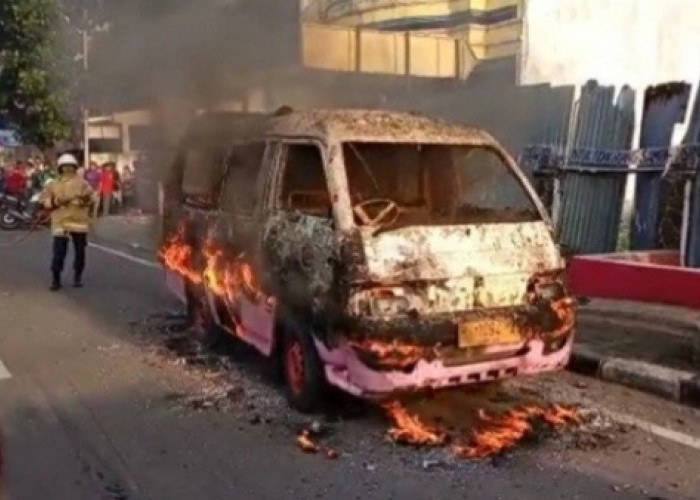 Angkot Terbakar di Jalan Siliwangi Semarang, Apa Penyebabnya?