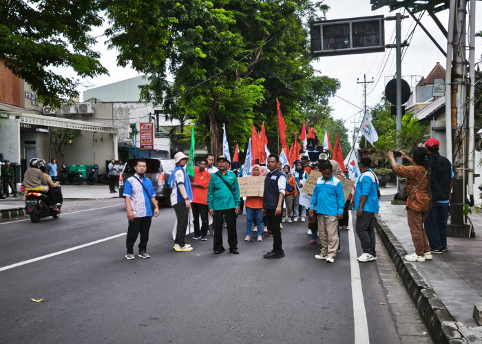 Buruh Demo di Rumah Keluarga Lukminto, Tuntut THR dan Pesangon