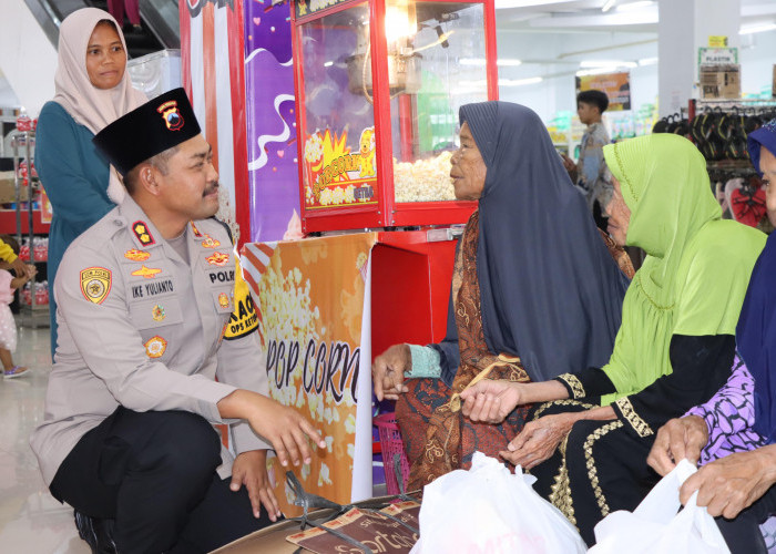 Setelah Anak-anak Yatim Piatu, Kapolres Grobogan Ajak Lansia Berbelanja Kebutuhan Lebaran