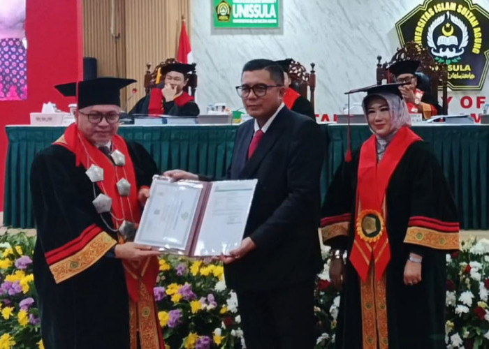 Kritik Regulasi PSN, Wakil Ketua DPRD Jateng Mohammad Saleh Raih Doktor Hukum 