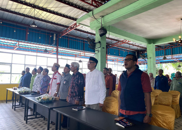 Peserta Antusias Ikuti Bedah Buku di Kedai Radar Tegal, Belajar kepada Muridnya Karya Dr Maufur 