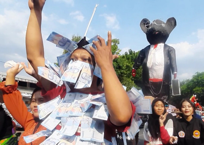 Replika Tikus Berdasi Merah Diarak dalam Festival Bukit Jatiwayang Semarang 