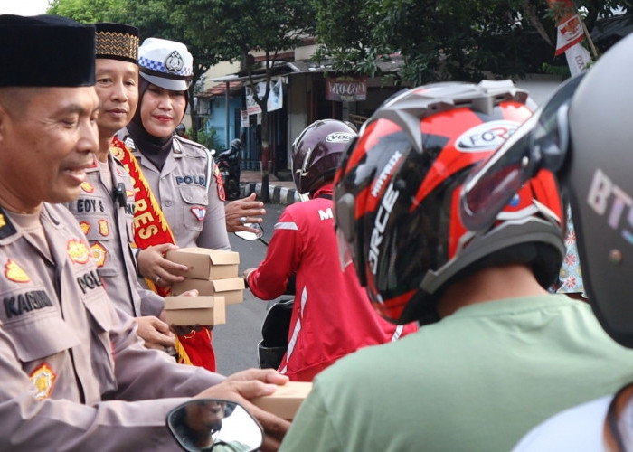 Serba-Serbi Ramadan, Polres Jepara Obral  Takjil Bagi Pengguna Jalan