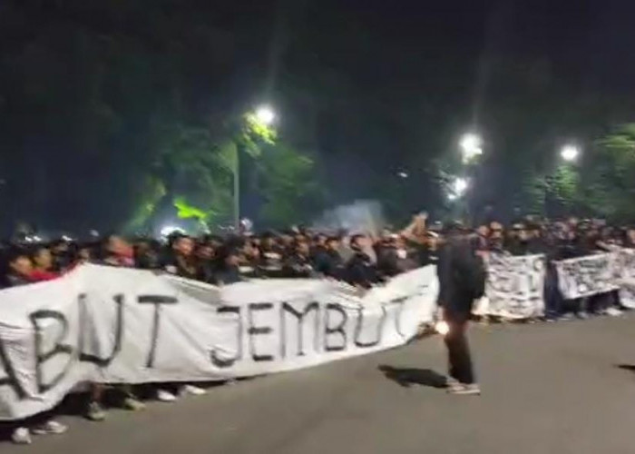 Ribuan Suporter Solo Demo Tuntut Ganti Manajemen, Buntut Performa Persis yang Semakin Buruk 