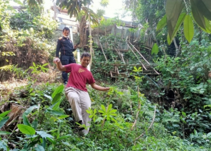 Lima Rumah Terancam Ambruk Gegara Tebing Sungai Sibebek Longsor