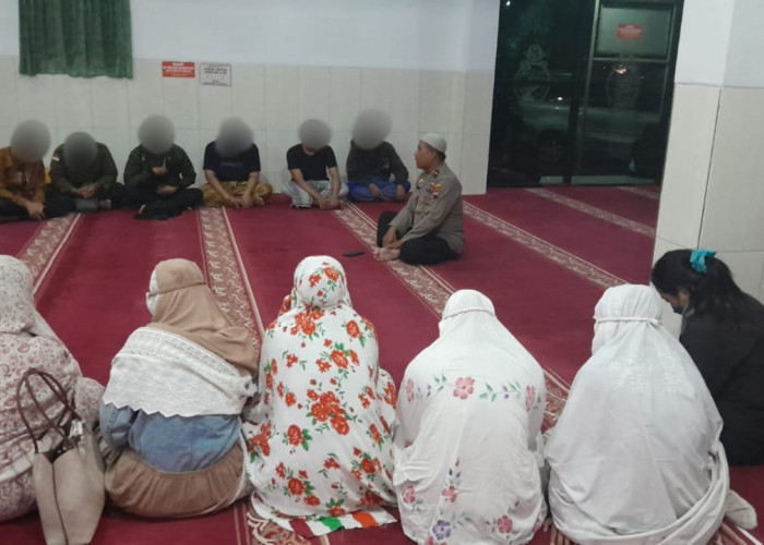 10 Pasangan Tidak Sah Diajak Sholat Taubat, Usai Digelandang Polres Kudus di Tempat Kos  