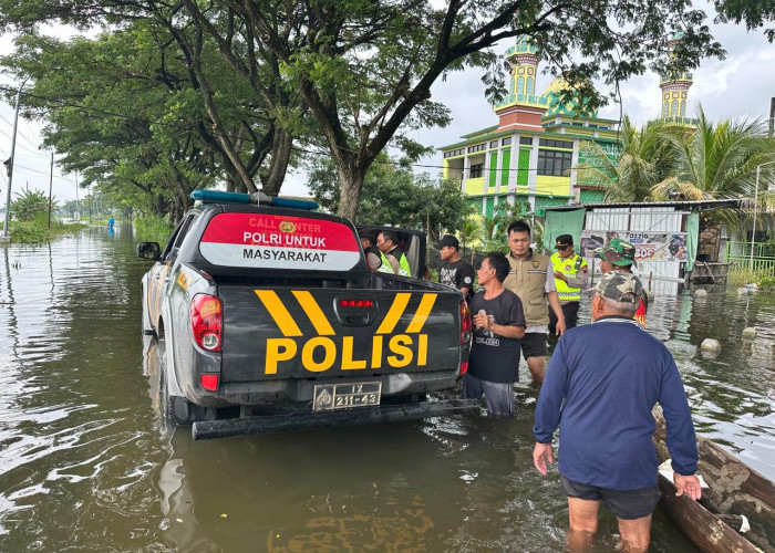 Dikepung Banjir Satu Meter, Warga Penderita Stroke Dievakuasi ke RSUD Kudus