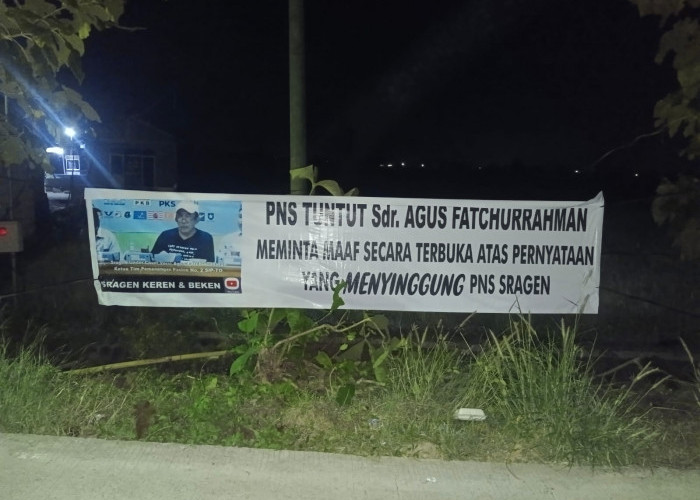 Puluhan Spanduk Mendesak Mantan Bupati Minta Maaf Ke PNS, Ada Apa?