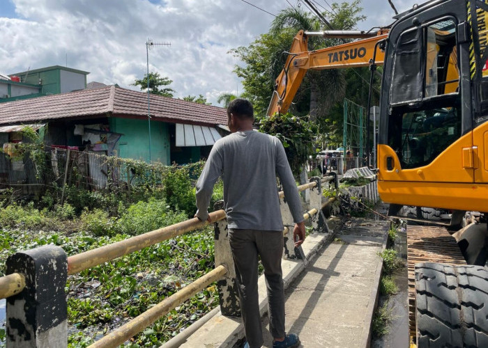 BPBD, DPUPR dan Relawan Kota Pekalongan Gotong Royong Bersihkan Saluran Sungai Bremi-Meduri