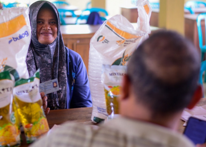 Tahap kedua juga sama, langsung diberikan sekali, yakni beras 20 kilogram dan ditambah dengan minyak goreng 4 liter untuk satu KPM. (Achmad Fazeri/Disway Jateng)