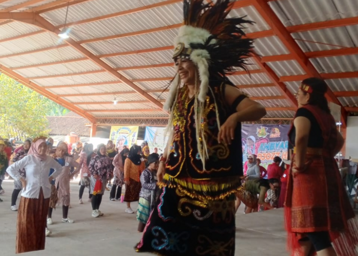 Senam Sehat Berbusana Adat, Susi Cing's Geber 'Olga Ambyaran' di Hari Ibu