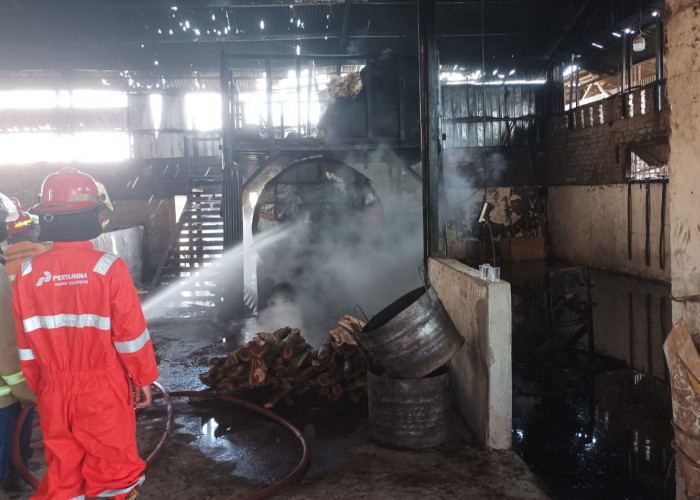 Knalpot Gas Bocor Picu Kebakaran Gudang Pengolahan Bulu Ayam di Kaliori Rembang