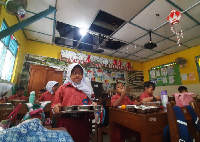 Miris! Sekolah Tua di Tengah Kota Semarang Nyaris Ambruk, 298 Siswa SD Pendrikan Lor 02 Dibayangi  Atap Lapuk