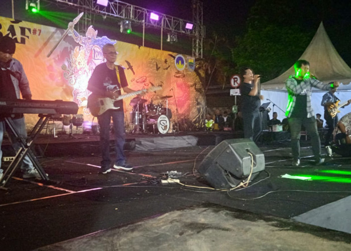 Kerja Urus Air Hobi Bikin Lagu, Leydenk Band Unjuk Gigi di Batang Art Festival 2026