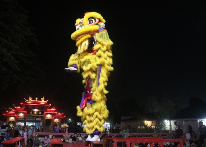 Pertunjukan Barongsai Ramikan Perayaan Cap Go Meh di Blora 