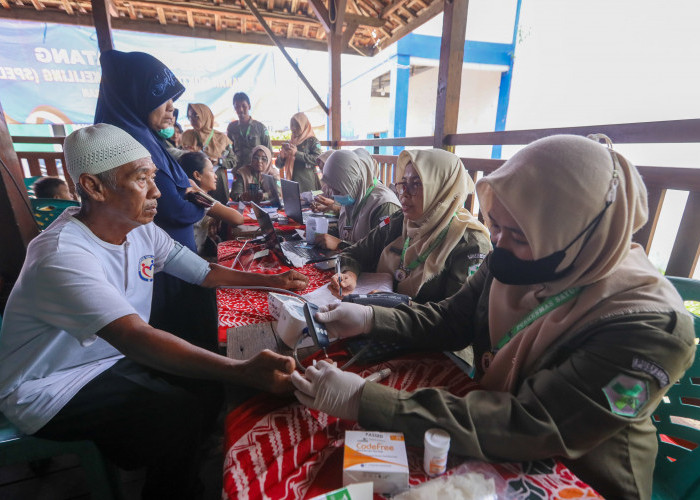 Antisipasi Penyakit Kulit, Dokter Spesialis Pemprov Jateng Periksa Warga Terdampak Banjir Rob Demak