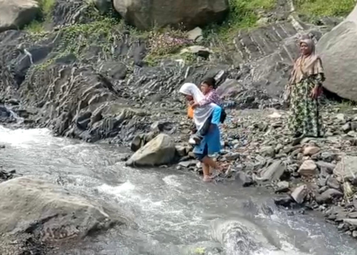 Miris, 2 Tahun Siswa di Brebes Ini Kesulitan Akses Penyeberangan, Jembatan Putus Belum Diperbaiki 