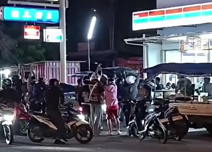 Bentrok Dua Kelompok Pemuda di Depan Gerai Indomaret Pengging Banyudono Boyolali, Rolling Door Sempat Ditutup