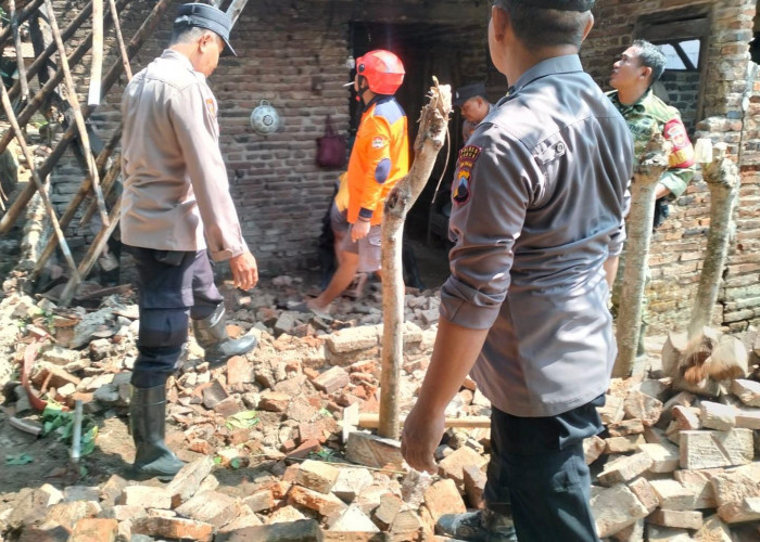 Puting Beliung Terjang Kandangmas Kudus, Rumah Warga Rusak hingga Tembok Roboh
