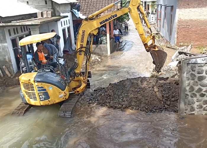 Cegah Banjir Susulan, Petugas Gabungan Membuat Tanggul Sementara di Banyubiru