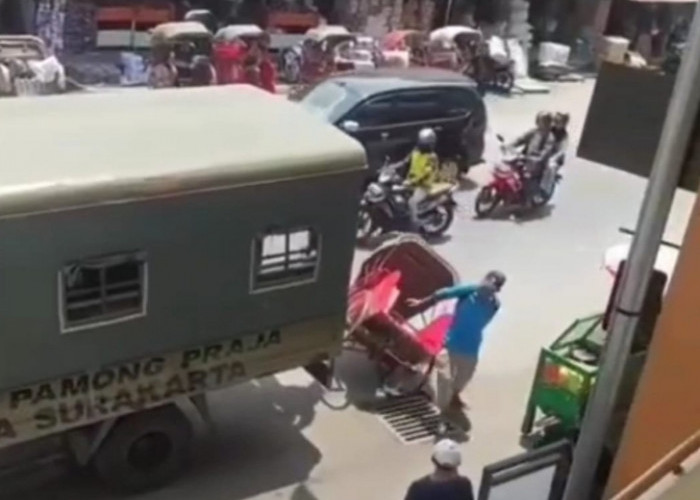 Viral di Instagram, Mobil Patroli Satpol PP di Solo Tabrak Tukang Becak