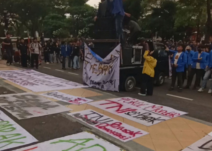 Ribuan Mahasiswa BEM Semarang Demo di DPRD Jateng, Bawa 14 Tuntutan soal TNI dan HAM