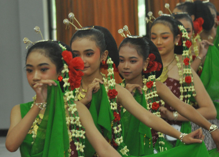 Novita Terkilir saat Menari Tanjung Balai di Pagelaran Tari Sanggar Juju