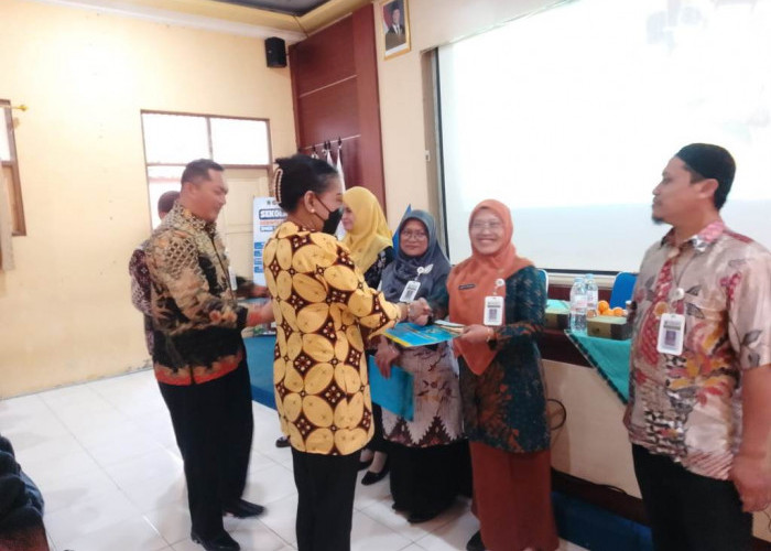 SMK Negeri 1 Tonjong Brebes Gelar IHT dan Salurkan Stimulus Studi S2 bagi Guru