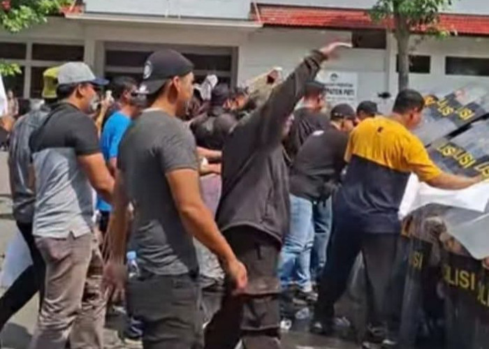 Putusan Kasus Tongtek di Pati Ricuh, Empat Terdakwa Dihadang Massa di Dalam Mobil Tahanan