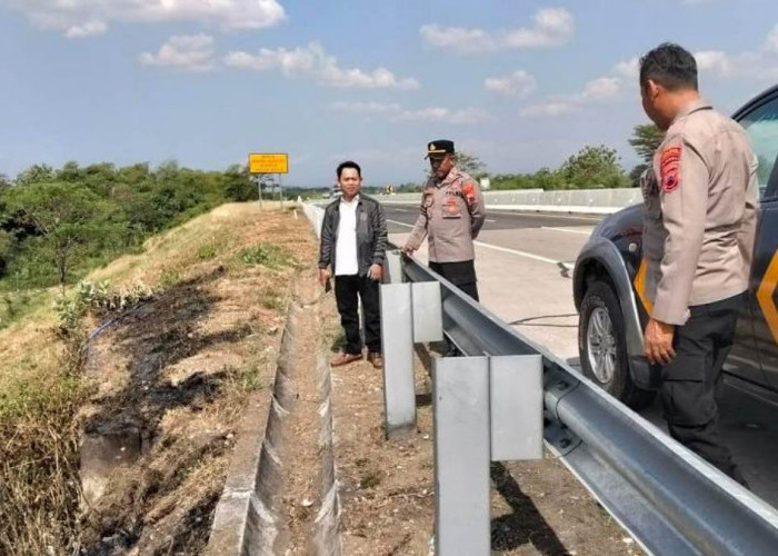 Kebakaran Rumput Lahan Tol Trans Jawa KM 274 Tegal Berhasil Dipadamkan Cepat oleh Warga dan Polisi