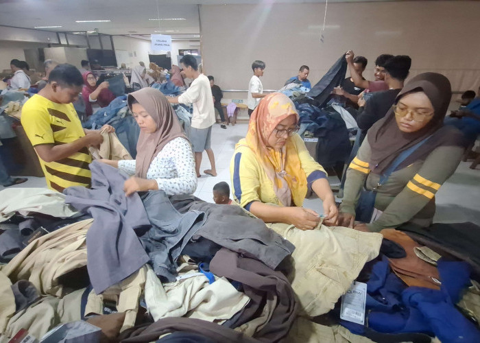 Warga Pekalongan Ramai-ramai Berburu Pakaian Lebaran di Bazaar Garmen Murah