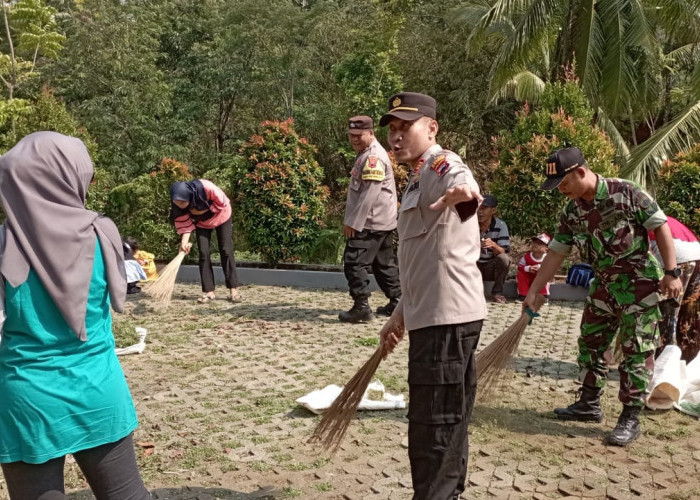 Hari Pahlawan, Bersihkan Tugu Letnan KKO Soetomo di Kabupaten Pemalang