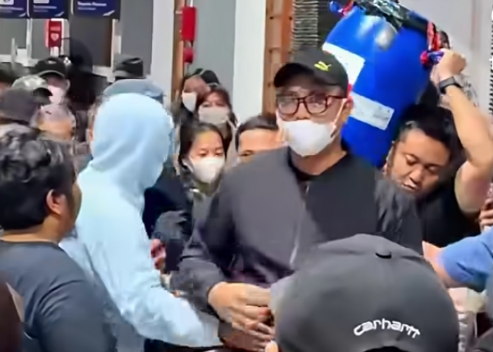 Sempat Jadi Tontonan Pengunjung Stasiun KA, Ternyata Tong Biru Diangkut KPK Berisi Uang OTT Bupati Klaten