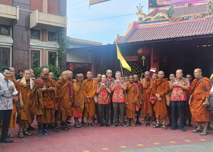 36 Biksu Thudong yang Jalan Kaki 2.700 Km Tiba di Pekalongan, Mampir Vajra Bumi dan Po An Thian