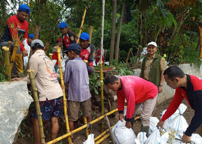 Tanggul Sungai Plumbon Jebol, Menggenangi Lima Rumah di Mangunharjo Semarang